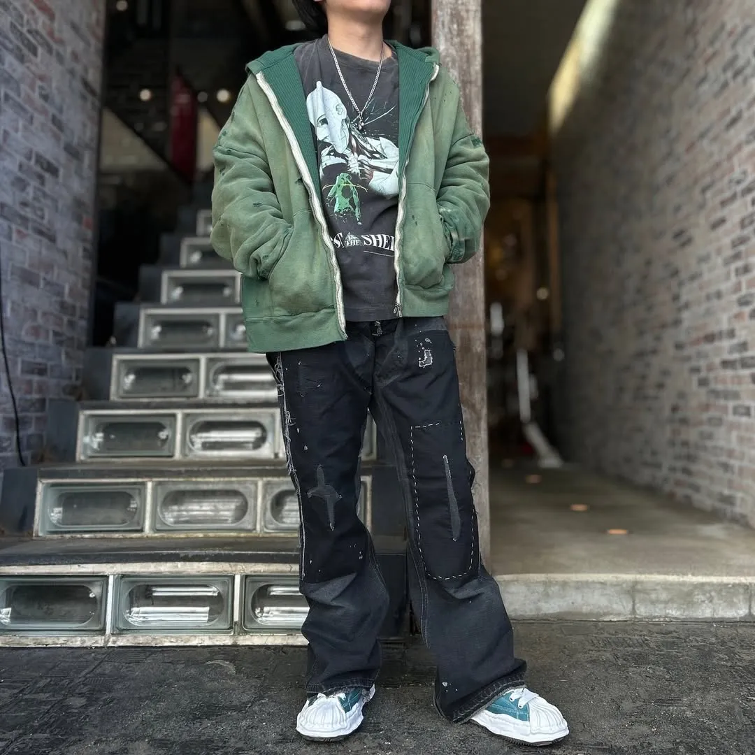 SAINT Mxxxxxx DBL FACE ZIP UP HOODIE/GREEN Double-layer destroyed waffle zipper jacket, washed green S-XL, a style that has been used in the summer. After continuous fine polishing, it has finally been shipped. The finished product is simply a work of art. Super heavy washing and distressing. Multiple water fades. Excessive hand-made wormhole destruction processing. Deconstruction and reorganization embroidery technology. Custom-made zippers with LOGO. The color details of the zipper webbing are also correct. Original grade fruit main label and wash water label. Top purchasing grade. A layer of waffle fabric is added to the inner lining to make the overall texture stronger and increase the comfort and warmth of the wearer.